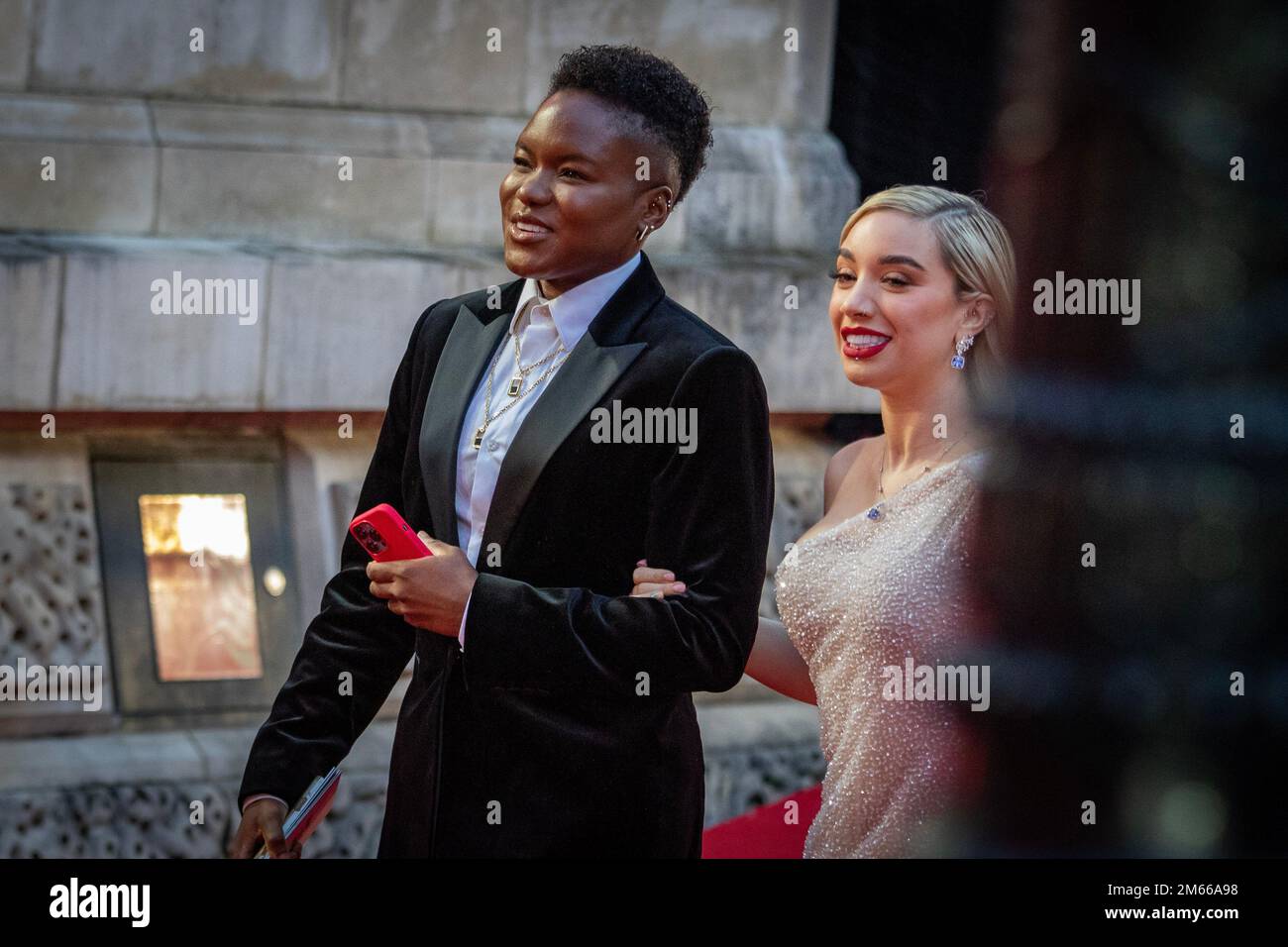 Nicola Adams et Ella Baig - James Bond pas de temps pour mourir Premier mondial Banque D'Images