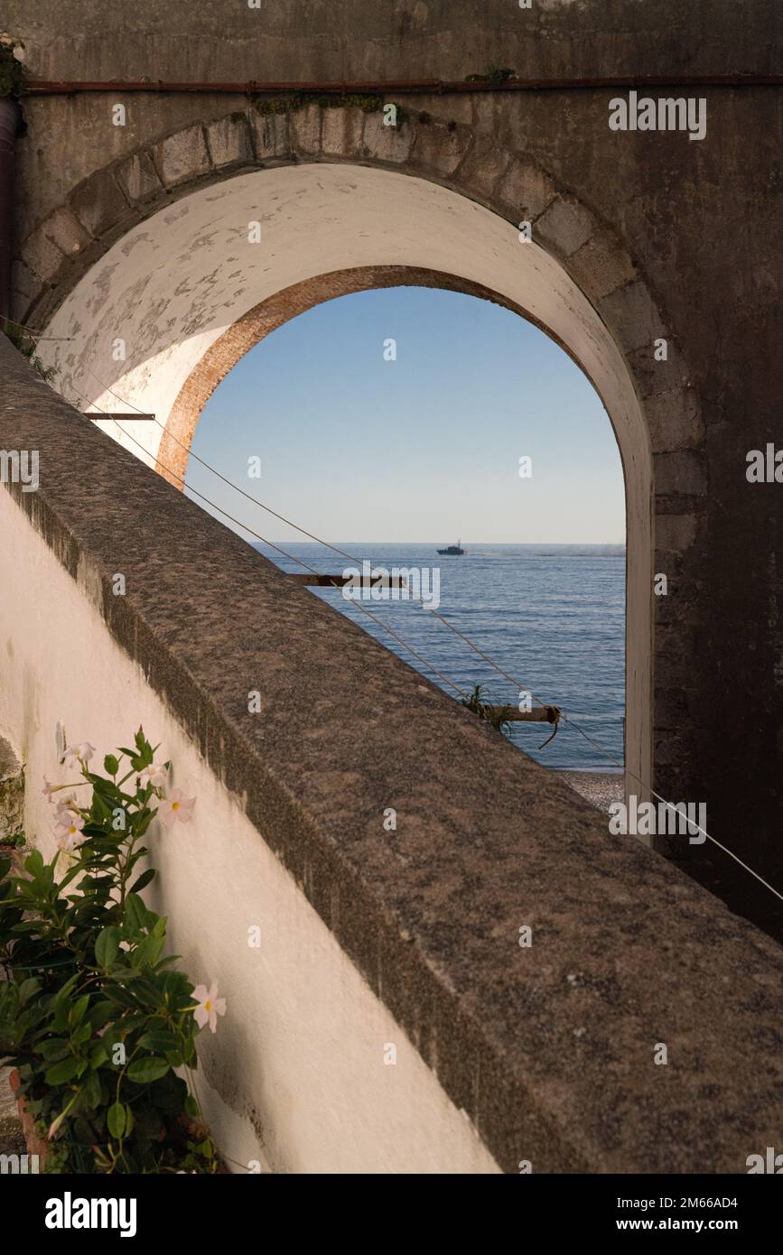 Atrani est une commune italienne située sur la côte amalfitaine, dans la province de Salerne, dans la région Campanie, dans le sud-ouest de l'Italie Banque D'Images