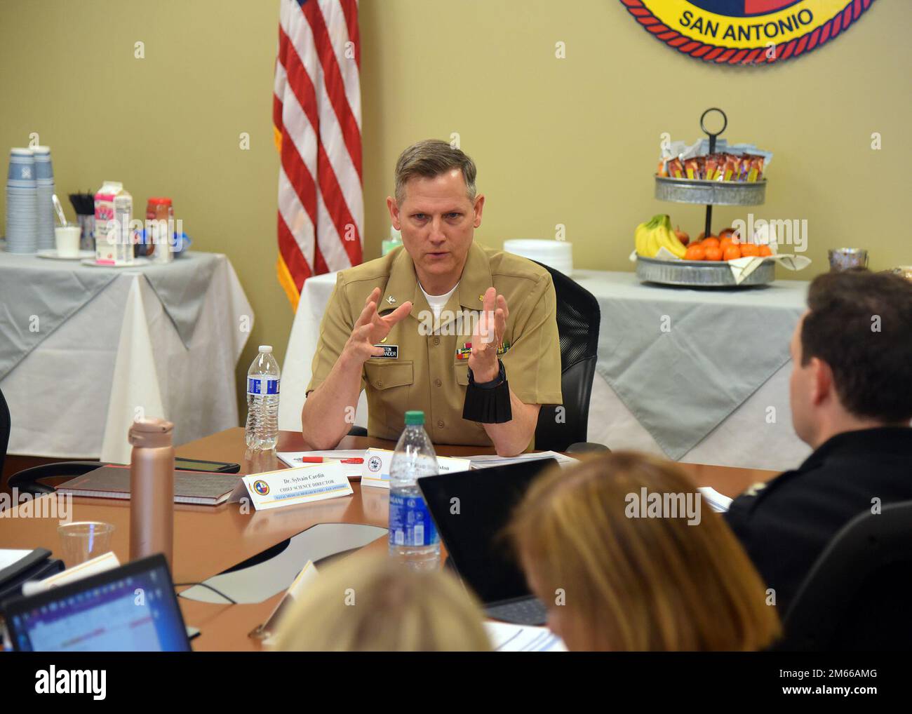 BASE COMMUNE SAN ANTONIO-FORT SAM HOUSTON – (6 avril 2022) – le capitaine William Deniston, commandant du Centre de recherche médicale navale, prononce un discours d’ouverture lors de la réunion annuelle des directeurs scientifiques et de leadership d’entreprise organisée par l’unité de recherche médicale navale (ANMRU) San Antonio au Laboratoire de recherche triservice. La réunion a réuni des experts en leadership et en science du Centre de recherche médicale navale (NMRRC), de la NAMRU 2 - NMRC Asie, de la NAMRU 3, de la NAMRU Dayton, de la NAMRU 6, du Laboratoire de recherche médicale sous-marine navale, des Forces médicales navales du Pacifique et du Bureau de la Marine Medi Banque D'Images