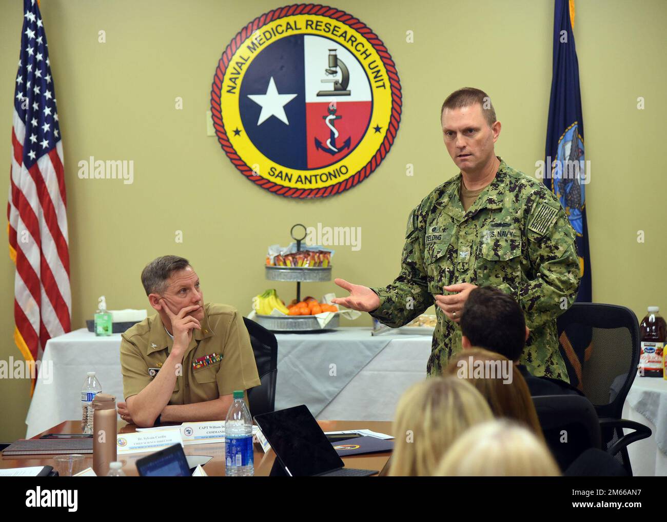 BASE CONJOINTE SAN ANTONIO-FORT SAM HOUSTON – (6 avril 2022) – le capitaine Gerald DeLong, commandant de l’unité de recherche médicale navale (UAMMR) San Antonio, souhaite la bienvenue aux participants à la réunion annuelle des directeurs scientifiques et de leadership d’entreprise organisée par l’UAMMR San Antonio au Laboratoire de recherche triservice. La réunion a réuni des experts en leadership et en science du Centre de recherche médicale navale (NMRRC), de la NAMRU 2 - NMRRC Asia, de la NAMRU 3, de la NAMRU Dayton, de la NAMRU 6, du Laboratoire de recherche médicale sous-marine navale, des Forces médicales navales du Pacifique et du Bureau de médecine et de chirurgie navale. NAMRU sa Banque D'Images