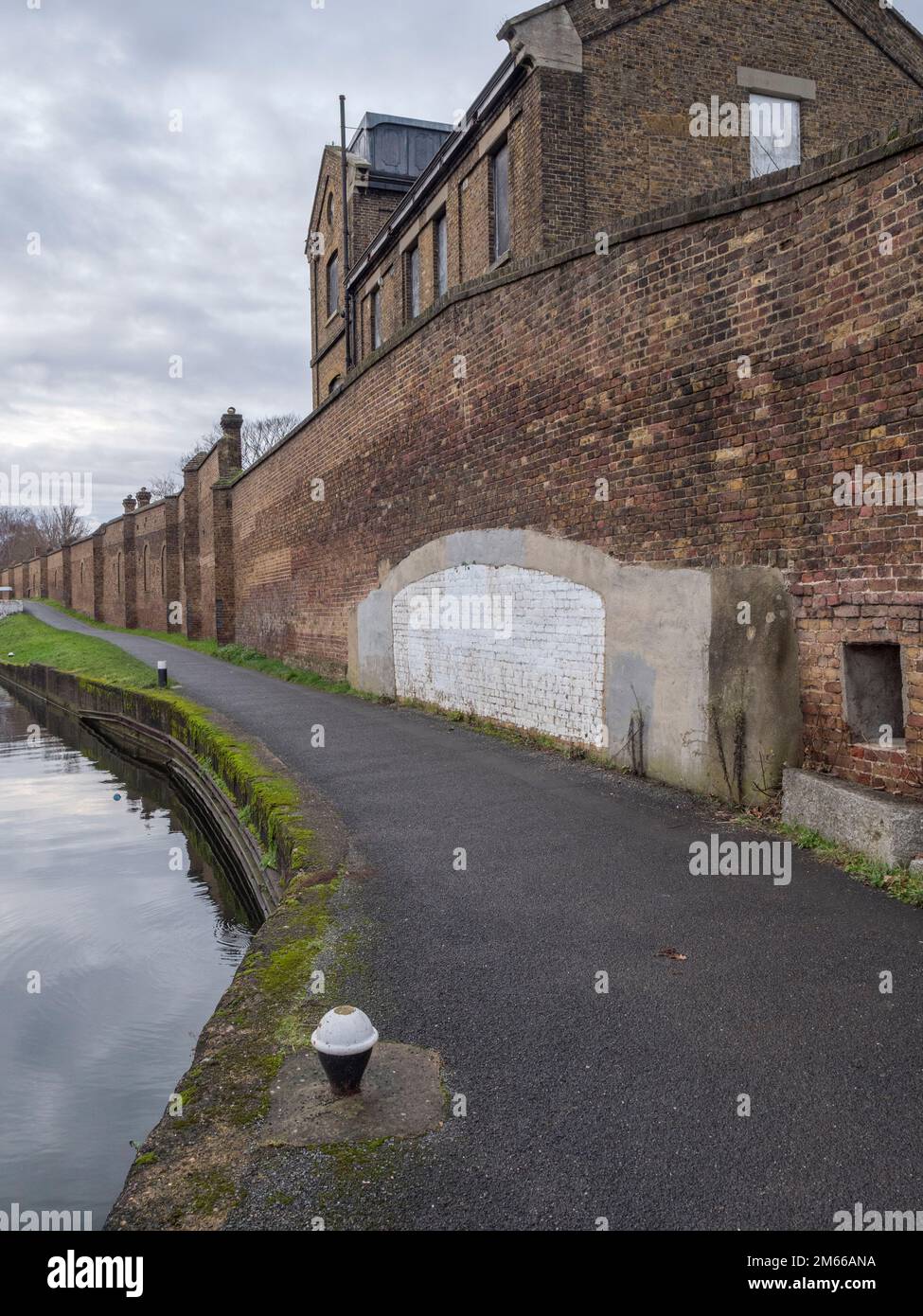 Le quai d'asile désormais accessible, un petit quai bordant le canal à Hanwell Asylum sur le Grand Union Canal à Hanwell, Londres, Royaume-Uni. Banque D'Images