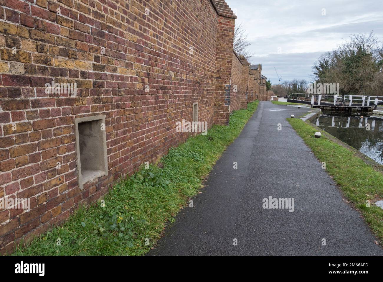 Portes coupe-feu dans les murs environnants de l'ancien comté d'asile, face au Grand Union Canal à Hanwell, Londres, Royaume-Uni. Banque D'Images