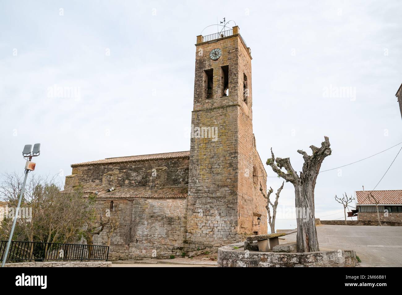 Église de Sant Pere de Cubells, Une église d'origine romane avec une nef unique très austère. Le bâtiment d'origine a été érigé entre la fin de l'année Banque D'Images Église de Sant Pere de Cubells, Une église d'origine romane avec une nef unique très austère. Le bâtiment d'origine a été érigé entre la fin de l'année Banque D'Images