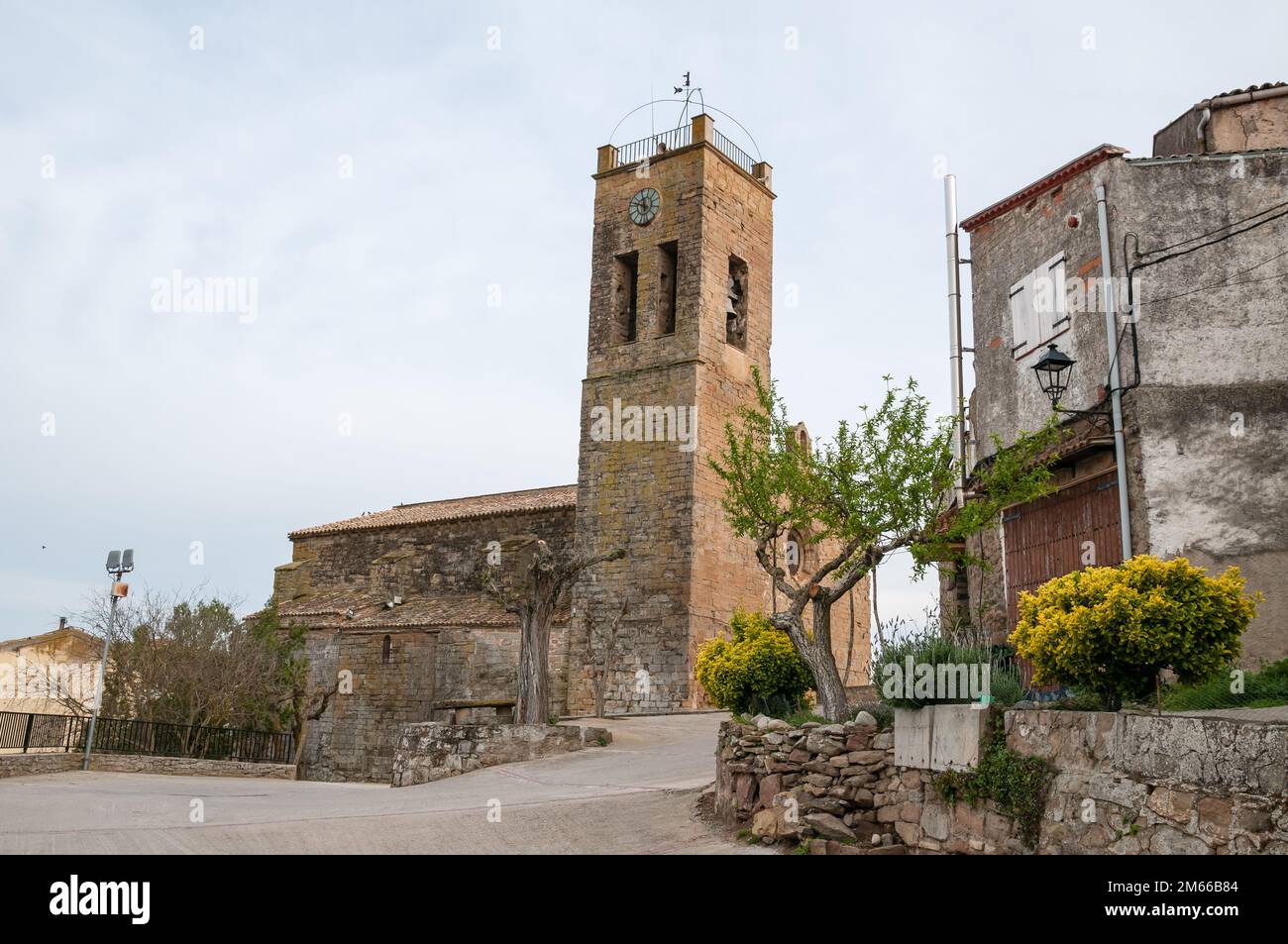 Église de Sant Pere de Cubells, Une église d'origine romane avec une nef unique très austère. Le bâtiment d'origine a été érigé entre la fin de l'année Banque D'Images Église de Sant Pere de Cubells, Une église d'origine romane avec une nef unique très austère. Le bâtiment d'origine a été érigé entre la fin de l'année Banque D'Images