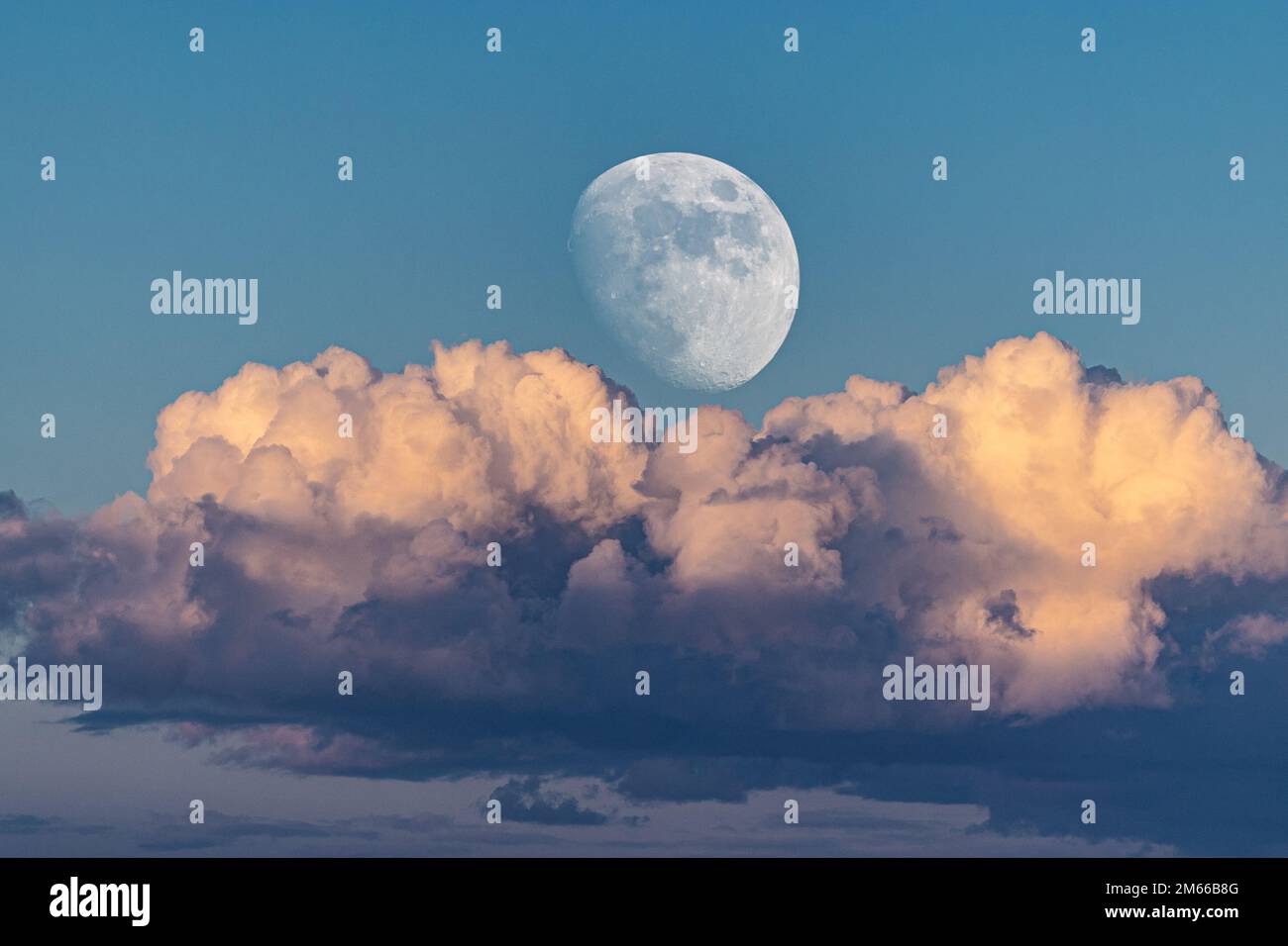La première Lune de 2023 en hiver... grâce à l'exposition multiple, nous améliorons la réalité observée... Banque D'Images