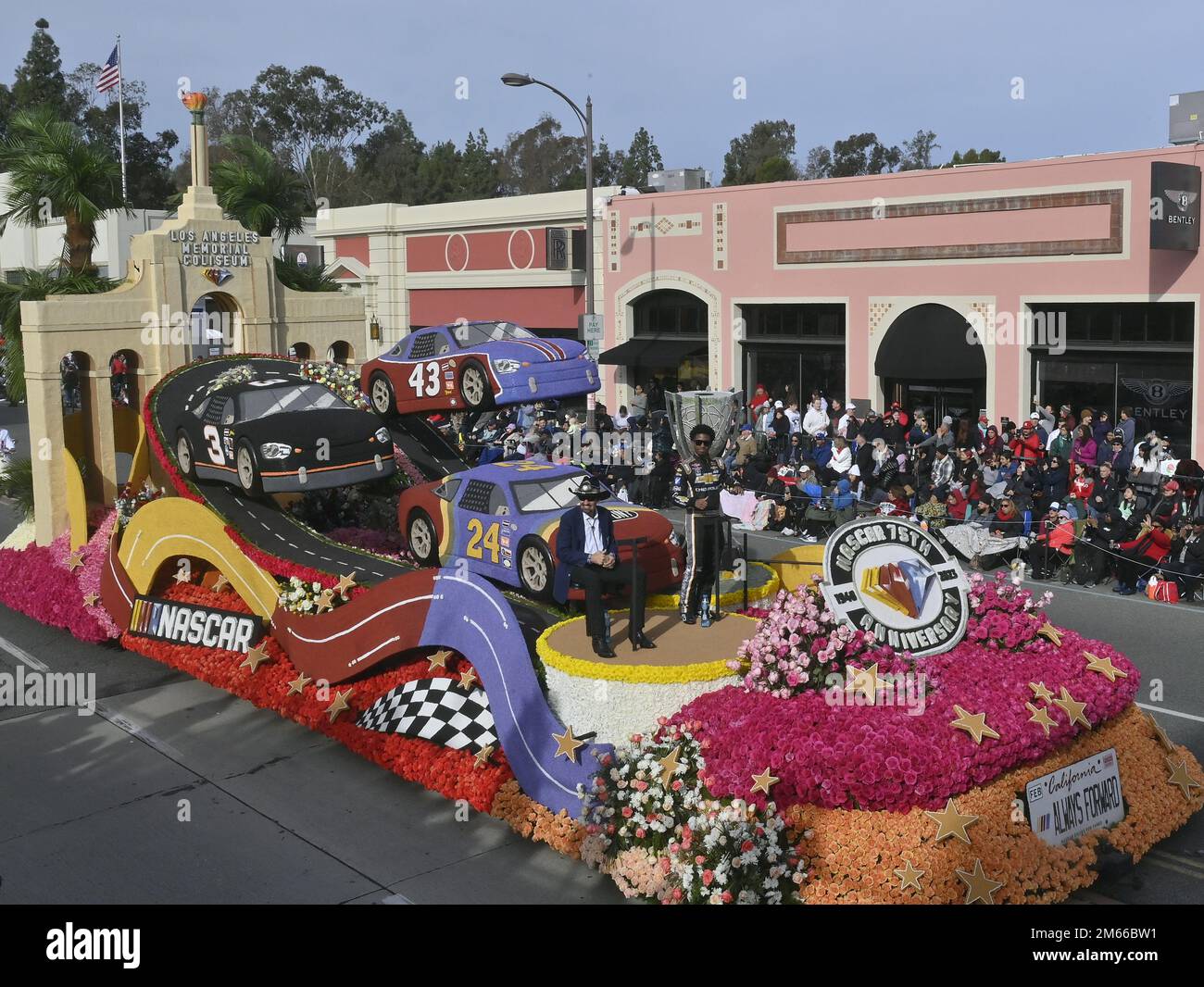 Pasadena, États-Unis. 02nd janvier 2023. Le flotteur « Always Forward » de NASCAR, lauréat du prix Americana, descend le Colorado Boulevard lors du tournoi annuel de la rosiers Parade 134th qui s'est tenu à Pasadena, en Californie, lundi, 2 janvier 2023. Photo de Jim Ruymen/UPI. Crédit : UPI/Alay Live News Banque D'Images