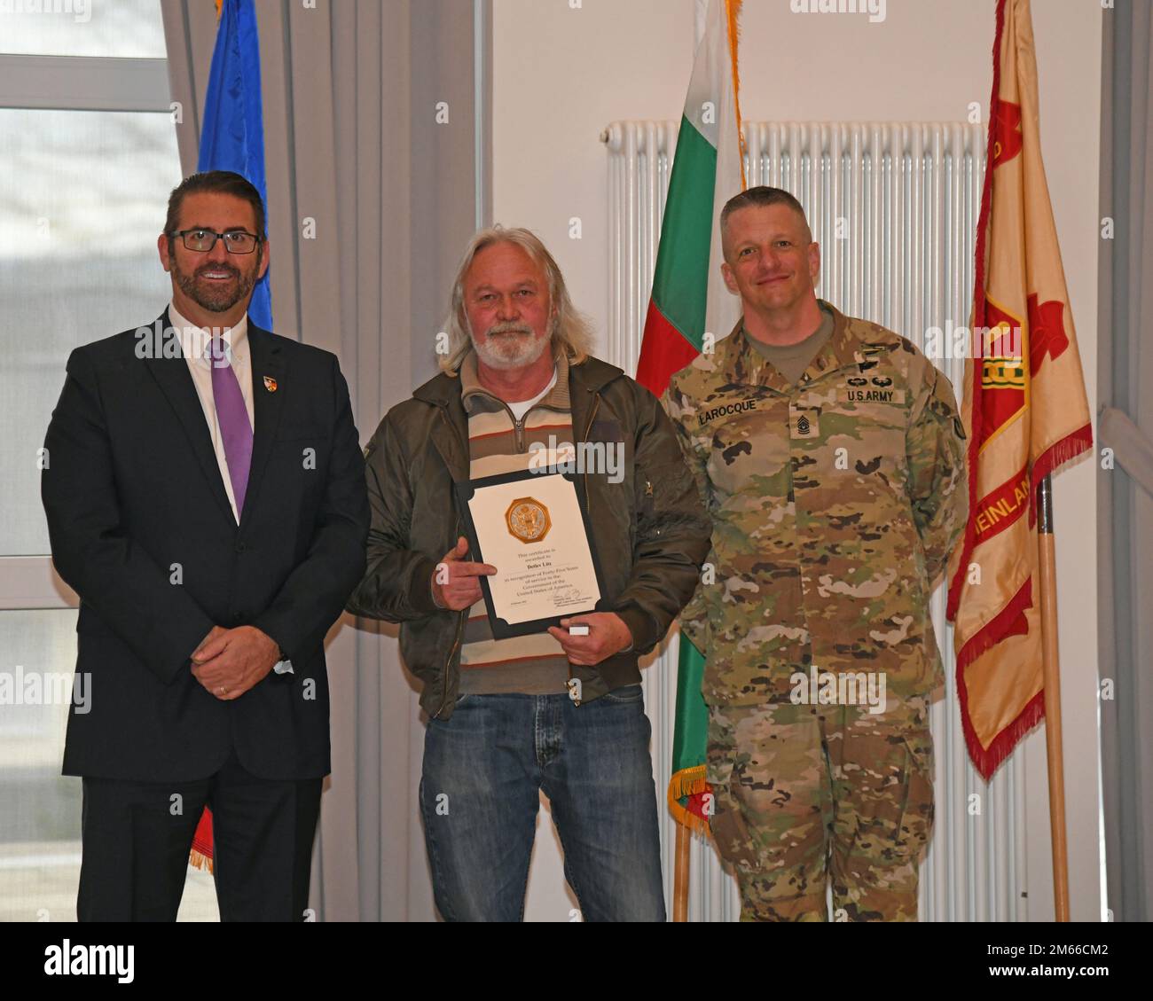 Michael S. Amarosa, USAG Rheinland Pfalz Commandant adjoint de la garnison, et Sgt. Maj. Stephen J. LaRocque, présente un prix de la durée du service à Detlev Litz, exploitant d'équipement à Baumholder, pour avoir obtenu 45 ans de service. La cérémonie de remise des prix de la durée du service civil a eu lieu au club Rheinlander de Baumholder, en Allemagne, à 06 avril 2022. Banque D'Images