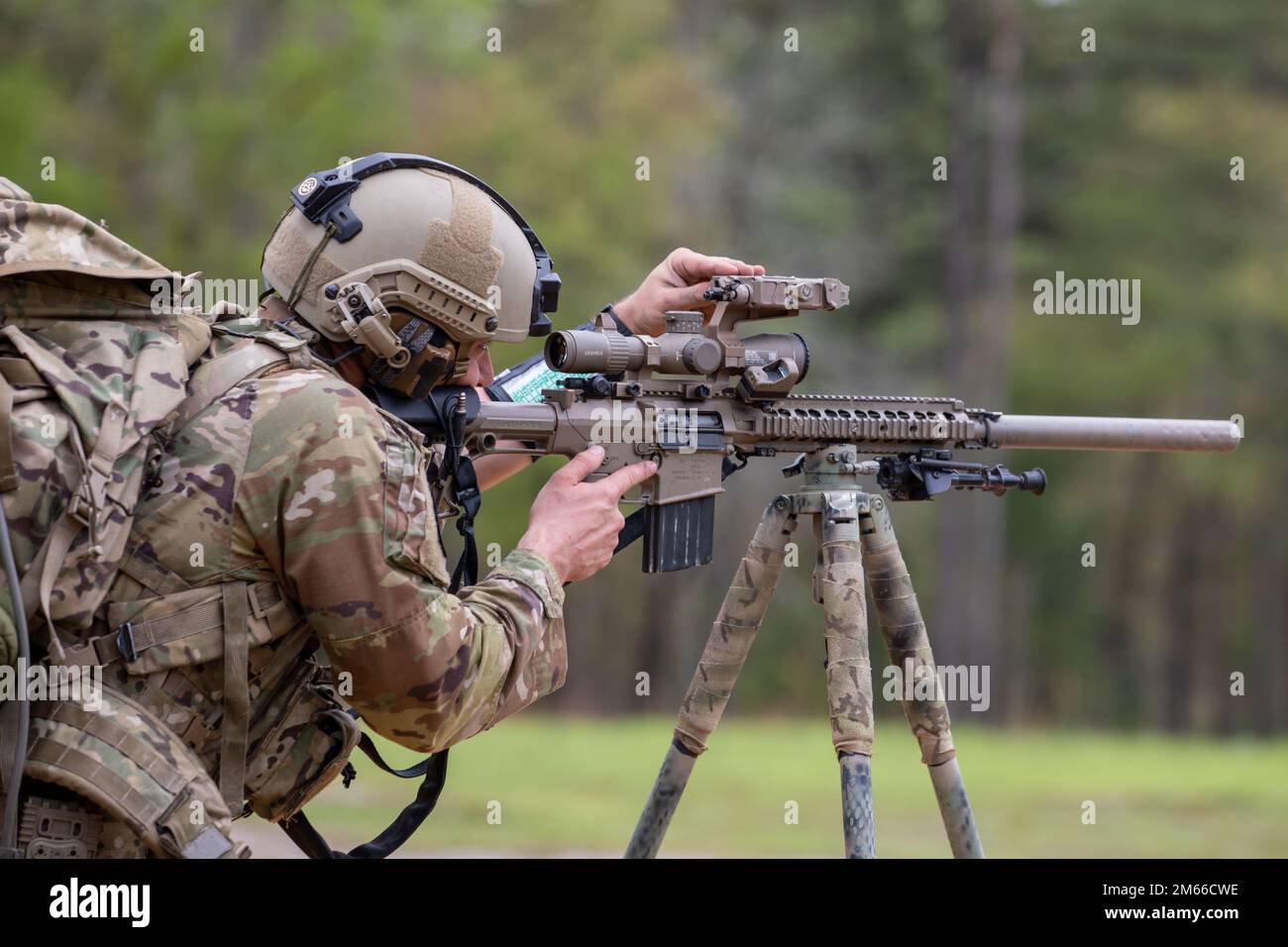 A ÉTATS-UNIS Le soldat de l'armée de la Division de montagne 10th vise une cible lors du concours international de tireurs d'élite 2022, 6 avril 2022, sur le fort Benning, G.A. Non seulement leurs capacités de tir ont été testées sur leurs fusils et pistolets, à la fois sur des cibles fixes et mobiles, mais ils ont également dû démontrer leur capacité à maintenir des informations sous tension et leur capacité à communiquer en équipe. Banque D'Images