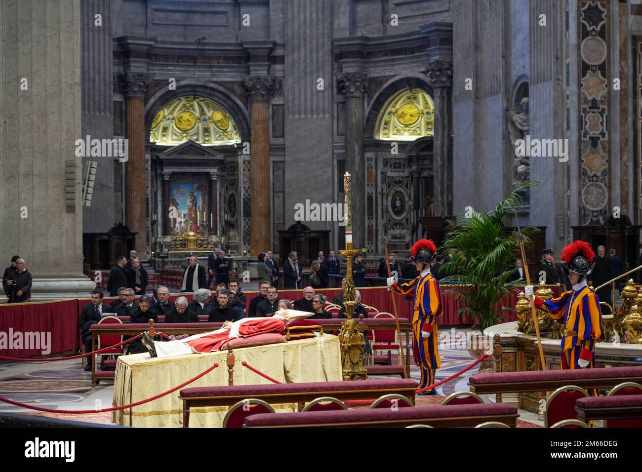 Vatican, Vatican. 02nd janvier 2023. (NOTE DE LA RÉDACTION: L'image dépeint la mort)le corps du Pape émérite Benoît XVI est présenté en public à Saint-Jean Basilique Saint-Pierre. Le Vatican a annoncé que le pape Benoît XVI mourut sur 31 décembre 2022, âgé de 95 ans, et ses funérailles auront lieu sur 5 janvier 2023. Crédit : SOPA Images Limited/Alamy Live News Banque D'Images