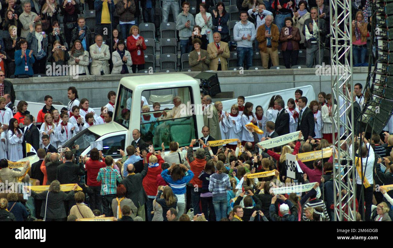 Papst Benedikt XVI im Berliner Olympia-Stadion Josef Ratzinger im Papamobil. Die schußsicheren Fester sind heruntergeklappt. Banque D'Images