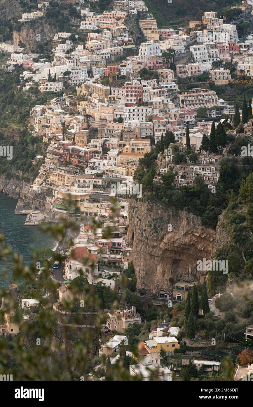 Positano est un village à flanc de falaise situé sur la côte amalfitaine du sud de l'Italie Banque D'Images