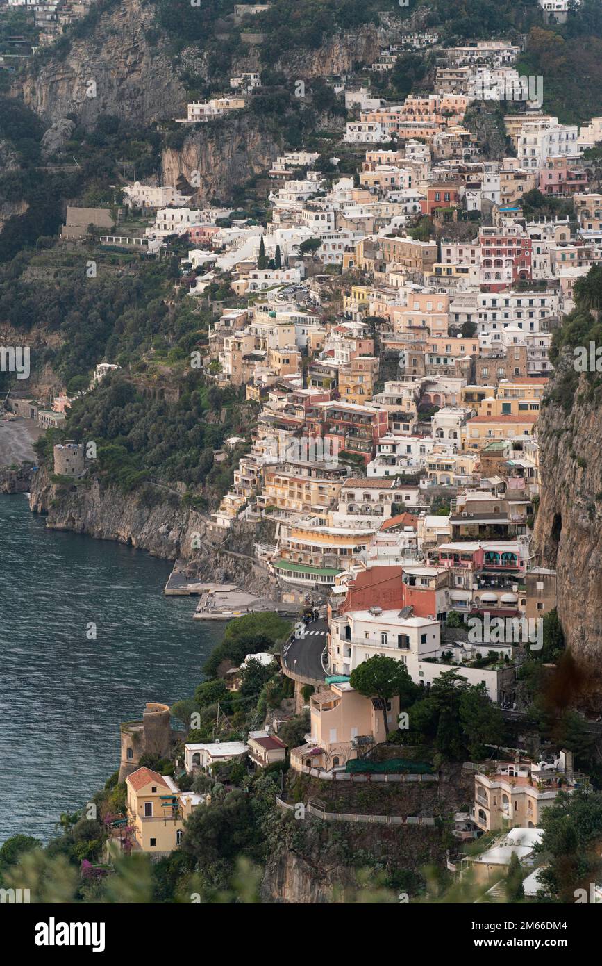 Positano est un village à flanc de falaise situé sur la côte amalfitaine du sud de l'Italie Banque D'Images
