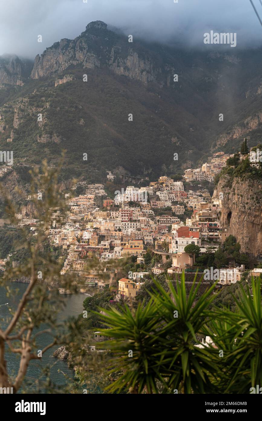 Positano est un village à flanc de falaise situé sur la côte amalfitaine du sud de l'Italie Banque D'Images