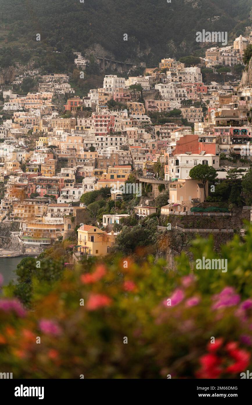 Positano est un village à flanc de falaise situé sur la côte amalfitaine du sud de l'Italie Banque D'Images