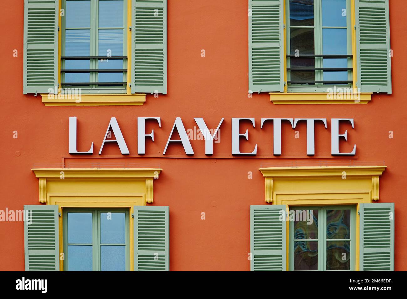 Façade de la Galerie Lafayette sur la place Massena. Nice, France - décembre 2022 Banque D'Images