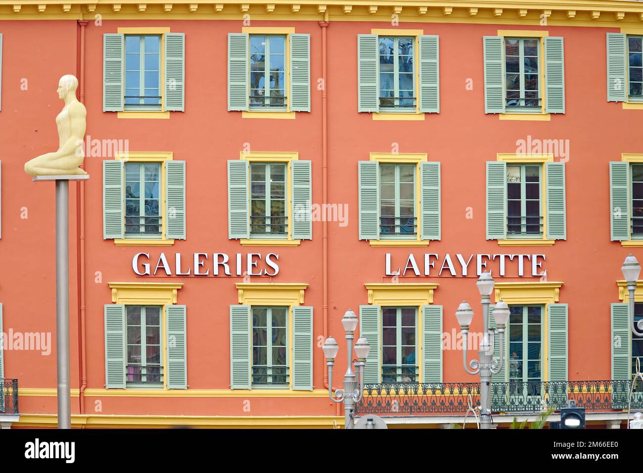 Façade de la Galerie Lafayette sur la place Massena. Nice, France - décembre 2022 Banque D'Images
