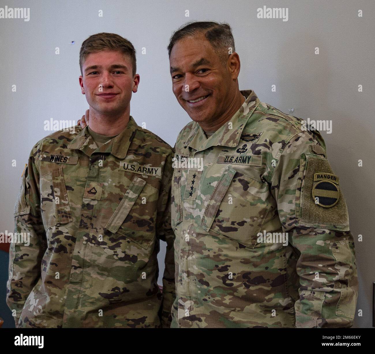 Le général Michael Garrett, commandant général des États-Unis Le Commandement des forces se tient avec le PFC. Austin Wines, un fantassin affecté au 2nd Bataillon, 12th Infantry Regiment, 2nd Stryker Brigade combat Team, 4th Infantry Division, après une session d'écoute 7 avril 2022, à fort Carson, Colorado. Wines a récemment remporté le Inf. 4th. Div. Soldat du trimestre et prépare le prochain conseil et concours du soldat de l'année. Banque D'Images