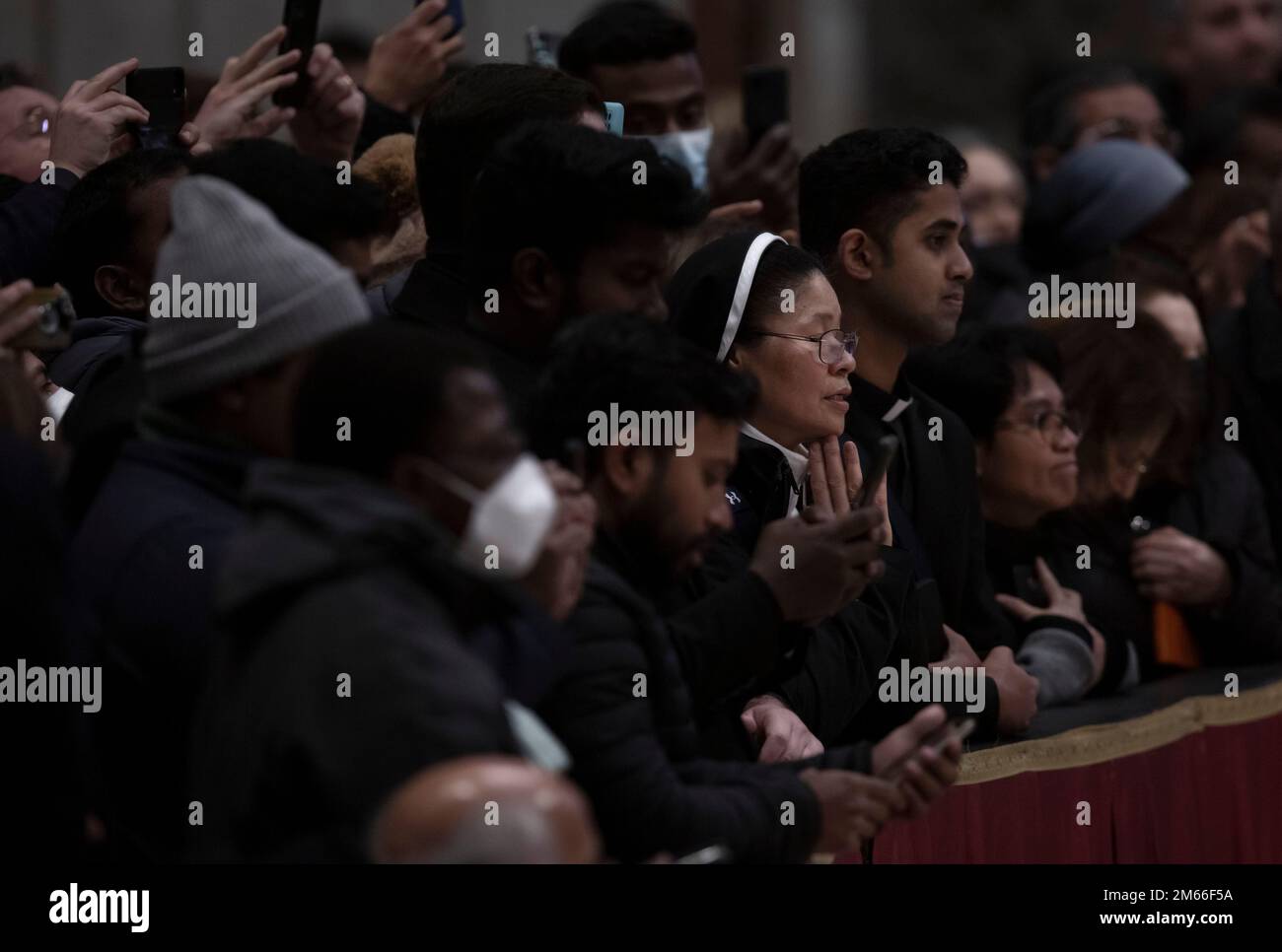 Vatican, Vatican, le 2 janvier 2023. Prière des fidèles avant que le corps du regretté Pape émérite Benoît XVI soit présenté en public à Saint Basilique Saint-Pierre au Vatican. Maria Grazia Picciarella/Alamy Live News Banque D'Images