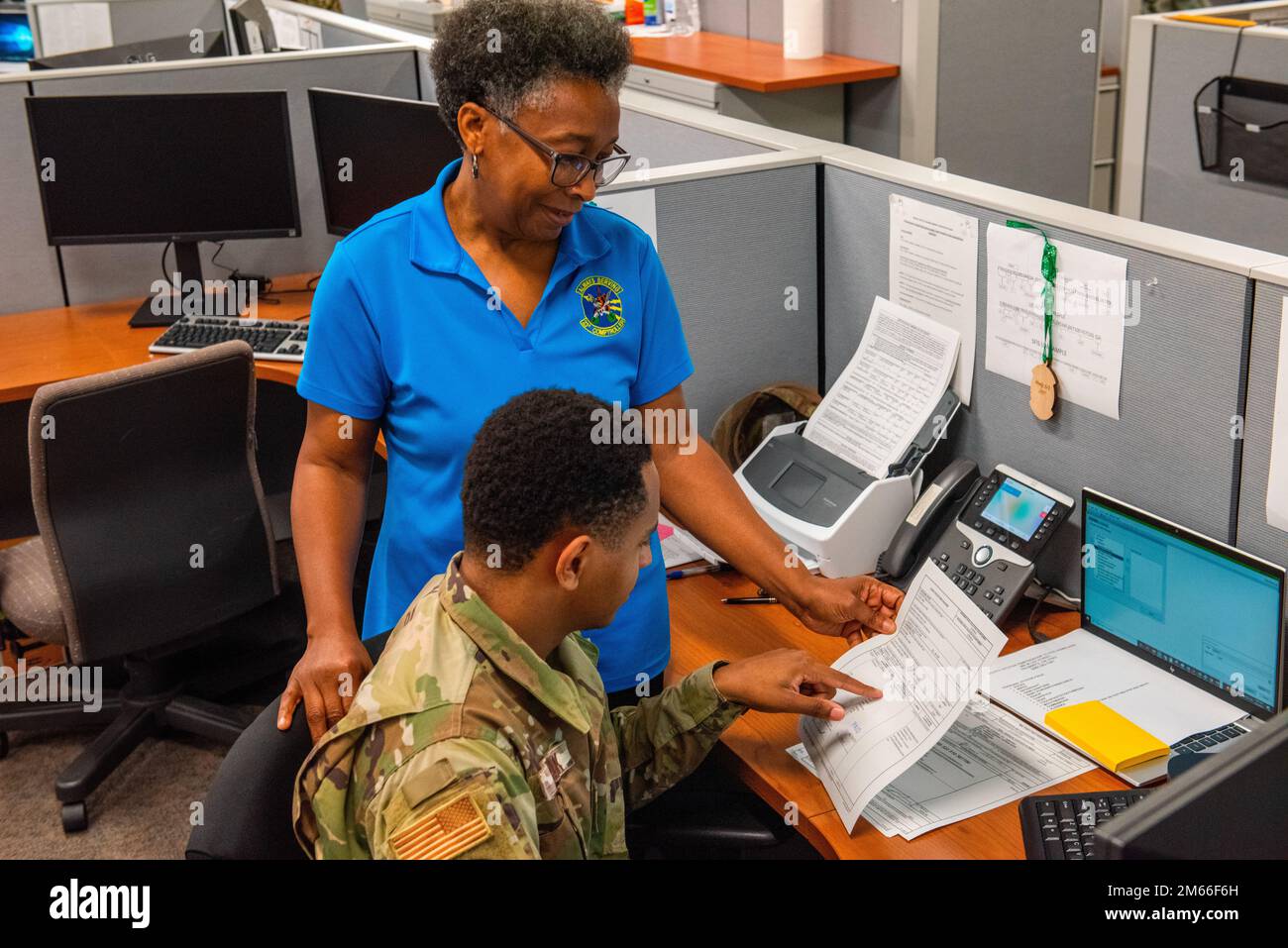 ÉTATS-UNIS Airman Miles Clark, chef de la Force aérienne, technicien comptable du 23rd e Escadron contrôleur, et Sheila carter, analyste du budget des 23rd ÉQUIPES DE LA FORCE AÉRIENNE, examinent les documents administratifs à la base de Moody Air Force, en Géorgie, au 7 avril 2022. Tout en maintenant la routine normale pour les opérations de l'escadre 23rd, l'équipe DES ÉQUIPES DES CPT a été en dehors de sa portée normale en élaborant un plan pour faire de la préparation de l'escadre une réalité. Banque D'Images