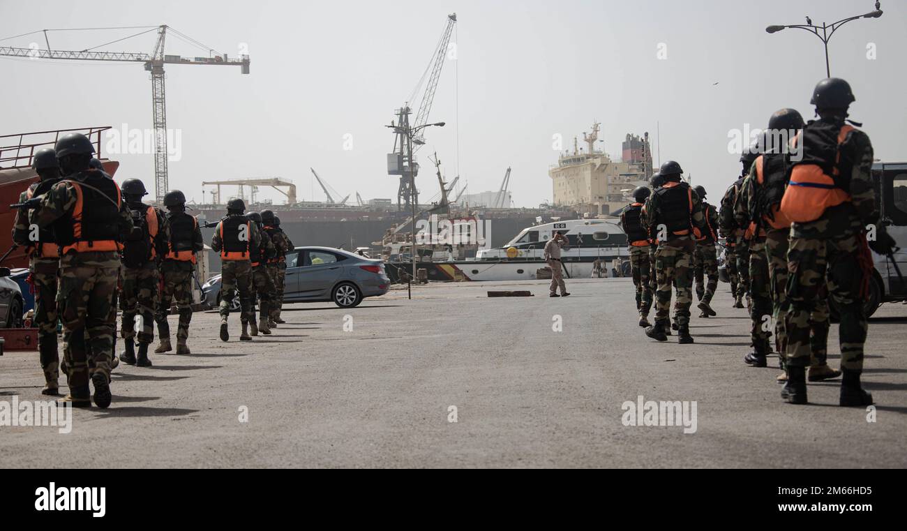 DAKAR, Sénégal (7 avril 2022) les Marines sénégalaises patrouillent dans un quai avant de mener une formation en visite, à bord, en perquisition et en saisie, tout en s'formant avec les États-Unis Marines affecté à la Force opérationnelle 61/2 (TF-61/2) au cours de l'exercice Obangame Express 2022, 7 avril 2022. TF-61/2 fournira temporairement un soutien de commandement et de contrôle au commandant des États-Unis Sixième flotte, synchroniser les unités et les capacités de la Marine et du corps des Marines déjà sur le théâtre, afin de soutenir les alliés et les partenaires régionaux et les intérêts de sécurité nationale des États-Unis. Banque D'Images