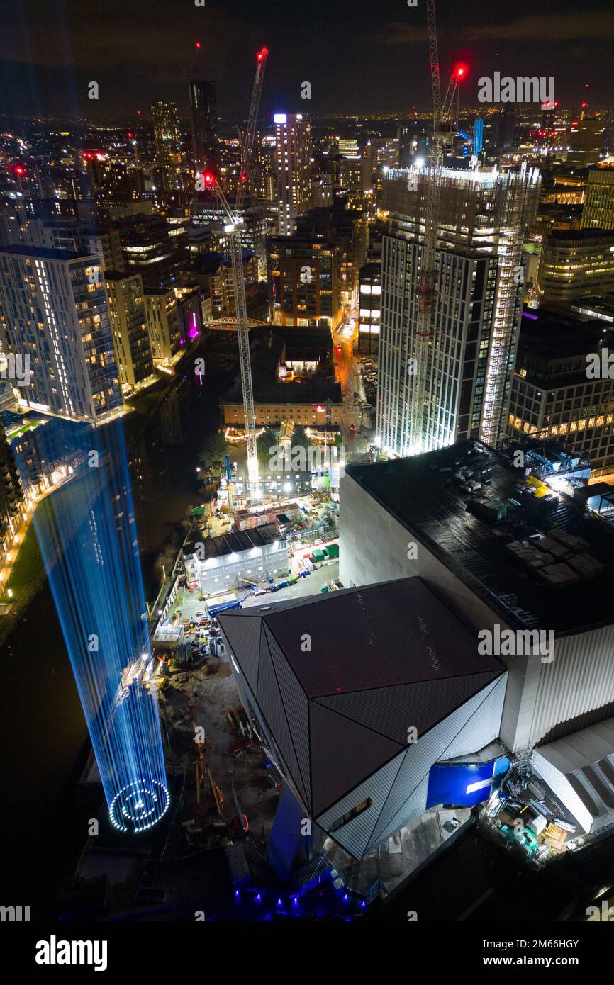 Manchester, Royaume-Uni, 2nd janvier 2023. Une installation d'art intitulée First Breath conçue par l'artiste visuel Luke Jerram et agissant comme une représentation visuelle de la nouvelle vie à Manchester est vue au-dessus de Factory International, un espace culturel actuellement construit dans la ville. À la fin de 2023, Factory International sera le siège permanent du Manchester International Festival, Manchester, Royaume-Uni. Crédit : Jon Super/Alay Live News. Banque D'Images