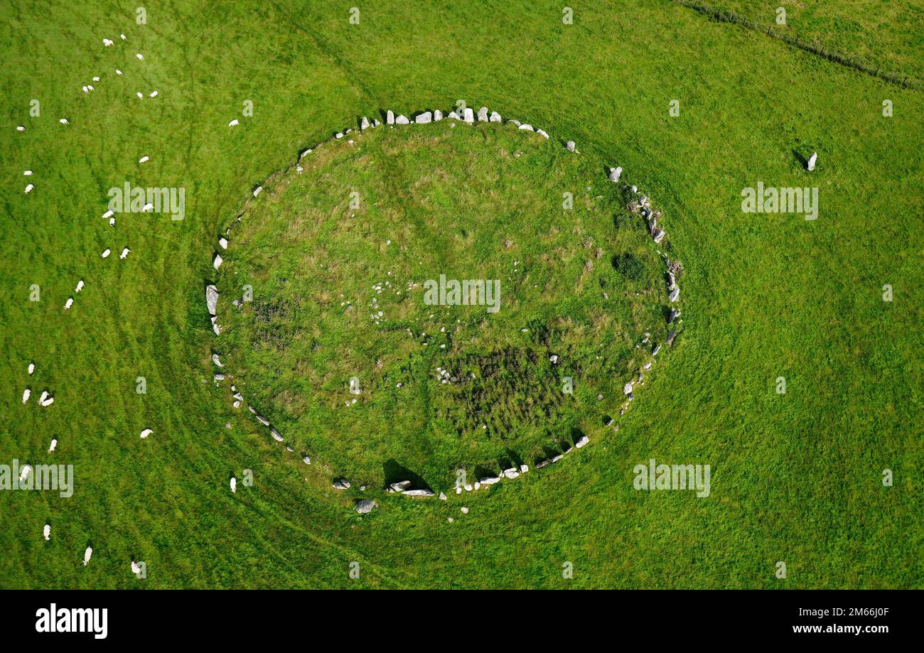 Beltany cercle de pierre préhistorique. Raphoe, Donegal, Irlande. Site rituel de l'âge néolithique et de bronze 2100-700 BC. Pierre de l'extérieur en haut à droite. Antenne Banque D'Images