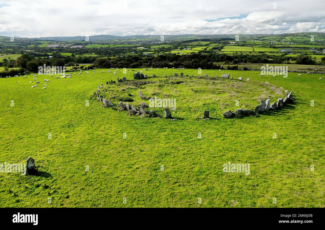 Beltany cercle de pierre préhistorique. Raphoe, Donegal, Irlande. Site rituel de l'âge néolithique et de bronze 2100-700 BC. Pierre de l'extérieur en bas à gauche. Antenne Banque D'Images