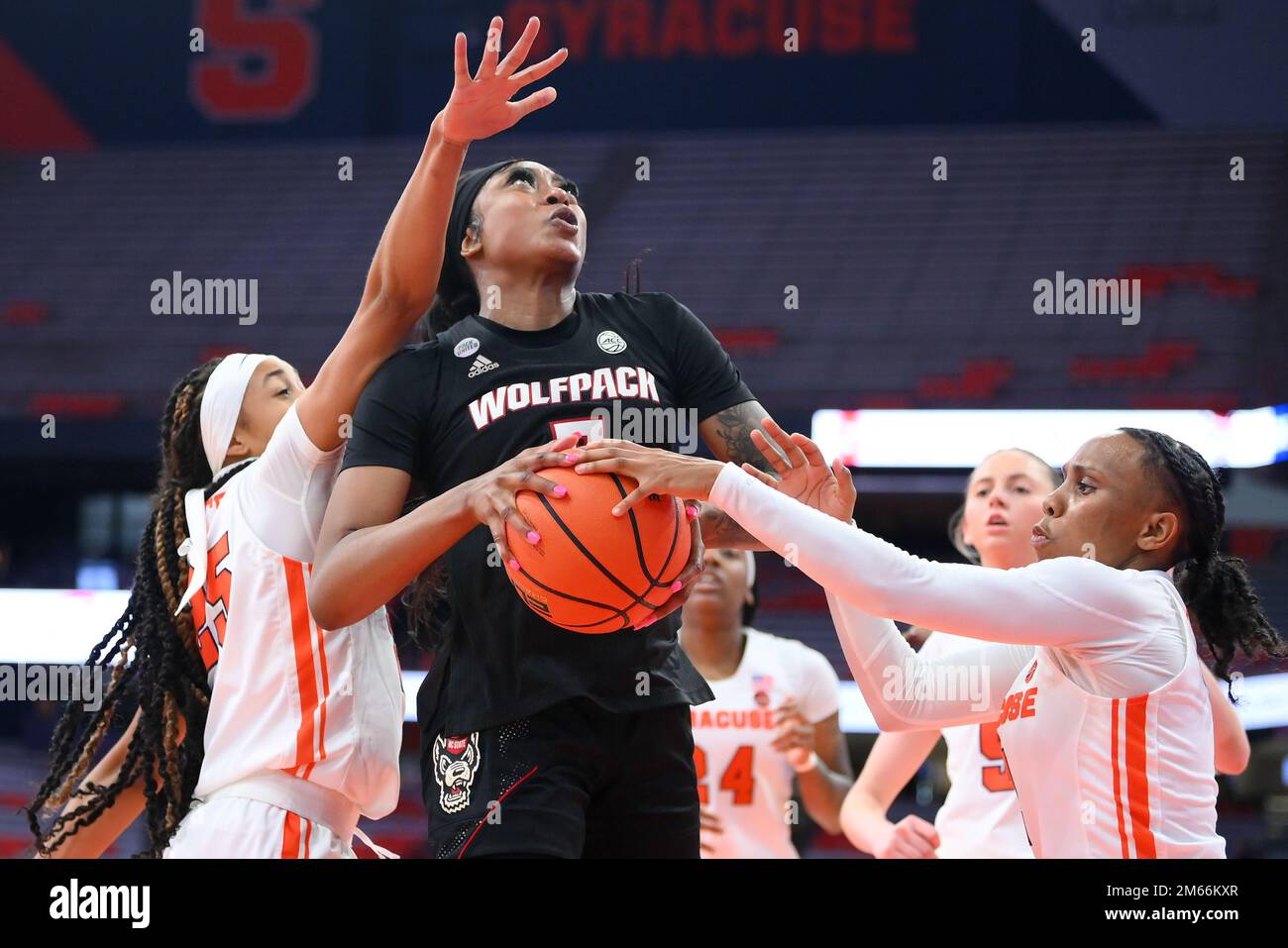 1 janvier 2023: Syracuse la foire de Dyaisha (à droite) atteint pour la balle contrôlée par le NC State Wolfpack avant Jada Boyd (5) pendant la deuxième moitié d'un match de basket-ball NCAA WomenÕs le dimanche 1 janvier 2023 au JMA Wireless Dome à Syracuse, New York. Riche Barnes/CSM Banque D'Images