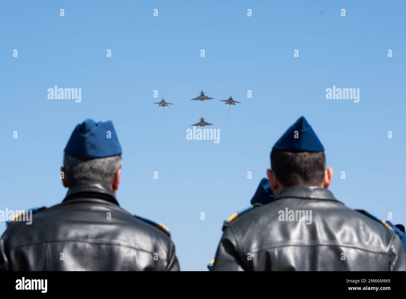 A ÉTATS-UNIS La Force aérienne F-16 de l'escadron de combat expéditionnaire 480th vole en formation aux côtés d'un faucon de combat de la Force aérienne roumaine F-16, d'un typhon de l'Armée aérienne italienne et d'un typhon de la Force aérienne royale au-dessus de la cérémonie de certification OTAN de la RAF 8 avril 2022, à la base aérienne de Mihail Kogalniceanu (MK), en Roumanie. Les forces aériennes alliées se tiennent côte à côte pour fournir une défense collective robuste et fournir une vigilance constante à travers l'espace aérien de l'OTAN. Banque D'Images