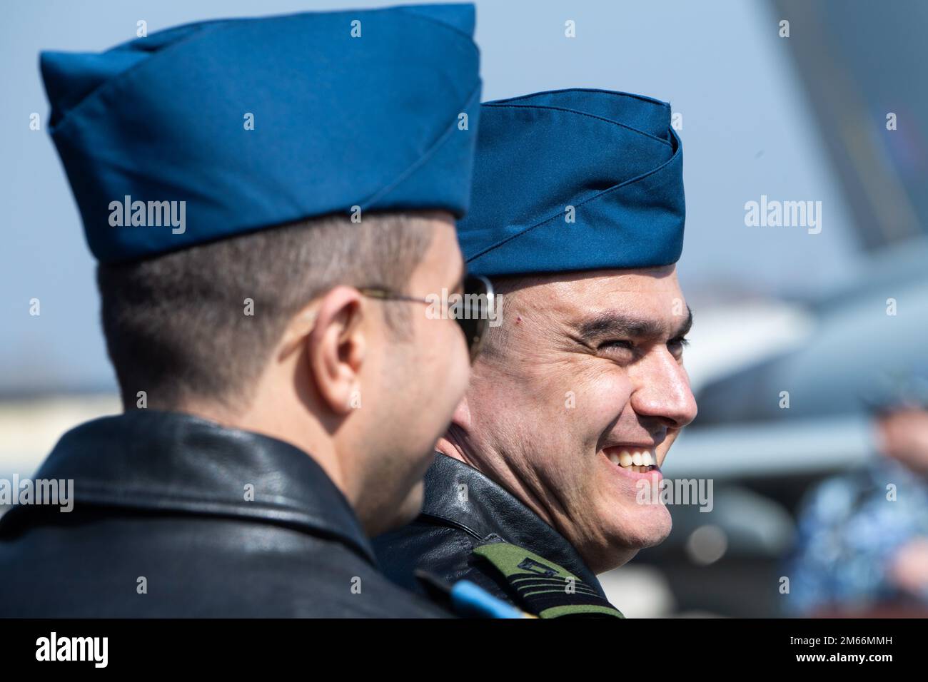 Les membres de la Force aérienne roumaine parlent avant le début de la cérémonie de certification de la RAF OTAN 8 avril 2022, à la base aérienne de Mihail Kogalniceanu (MK), en Roumanie. Les missions conjointes, comme le renforcement des services de police aérienne, favorisent une compréhension commune entre les alliés et renforcent la capacité de l’OTAN à défendre le territoire de l’Alliance contre un environnement de sécurité constamment difficile. Banque D'Images