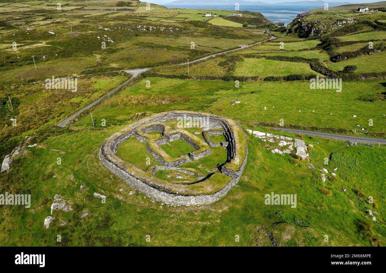 Leacanabuaile 9th siècle après J.-C. Pierre celtique ringfort défendue ferme alias cashel près de Cahersiveen, péninsule d'Iveragh, comté de Kerry, Irlande Banque D'Images