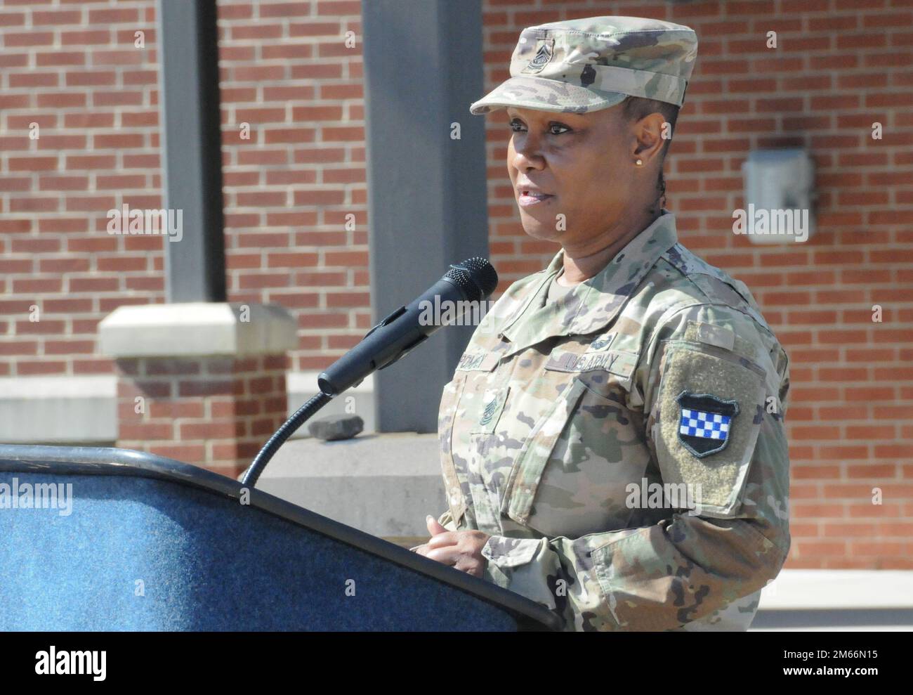 Le Sgt. Maj. Subretta L. Pompey est devenu le chef principal des États-Unis 8 avril de la division de préparation de la Réserve de l’Armée de terre en 99th lors d’une cérémonie d’assumption de responsabilité au quartier général de la division sur la base interarmées McGuire-dix-Lakehurst (New Jersey). Pompey est la première Afro-américaine et la première femme à occuper ce poste tout au long des 80 ans d'histoire de 99th, remontant à la division d'infanterie de 99th de la Seconde Guerre mondiale Banque D'Images Le Sgt. Maj. Subretta L. Pompey est devenu le chef principal des États-Unis 8 avril de la division de préparation de la Réserve de l’Armée de terre en 99th lors d’une cérémonie d’assumption de responsabilité au quartier général de la division sur la base interarmées McGuire-dix-Lakehurst (New Jersey). Pompey est la première Afro-américaine et la première femme à occuper ce poste tout au long des 80 ans d'histoire de 99th, remontant à la division d'infanterie de 99th de la Seconde Guerre mondiale Banque D'Images