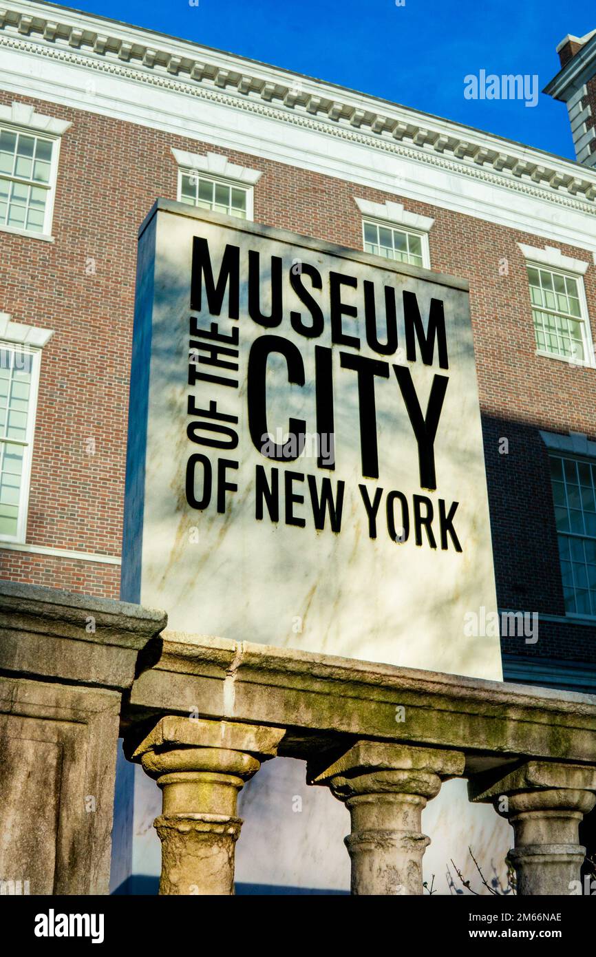 New York, NY - USA - 29 décembre 2022 vue verticale du panneau de bienvenue du musée de la ville de New York, un musée d'histoire et d'art en face de Centra Banque D'Images