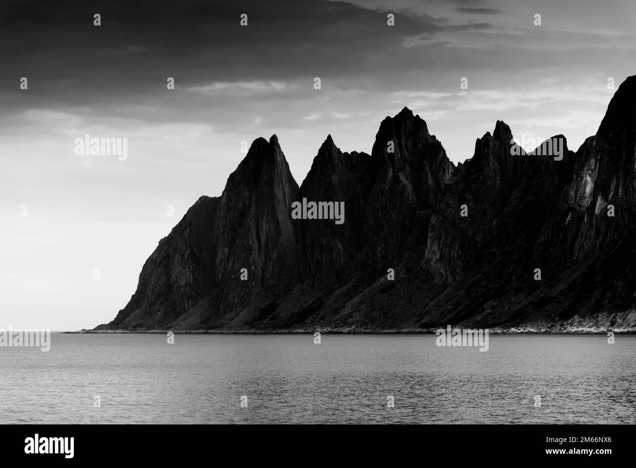 Le Tungeneset (dents du diable), montagnes au-dessus de l'océan dans l'île de Senja, Norvège Banque D'Images
