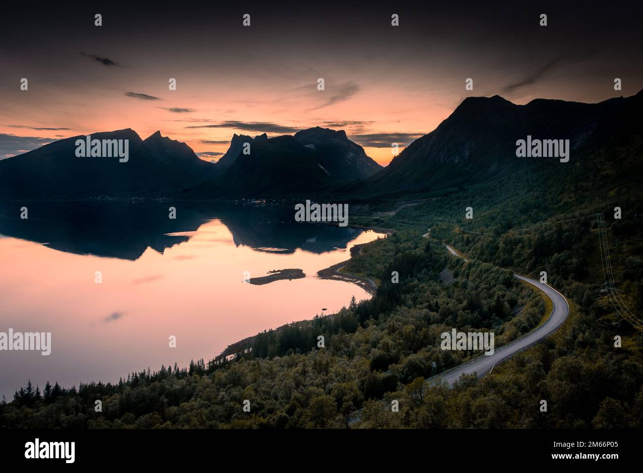 Magnifique coucher de soleil depuis la plate-forme de Bergsbotin sur l'île de Senja, en Norvège Banque D'Images