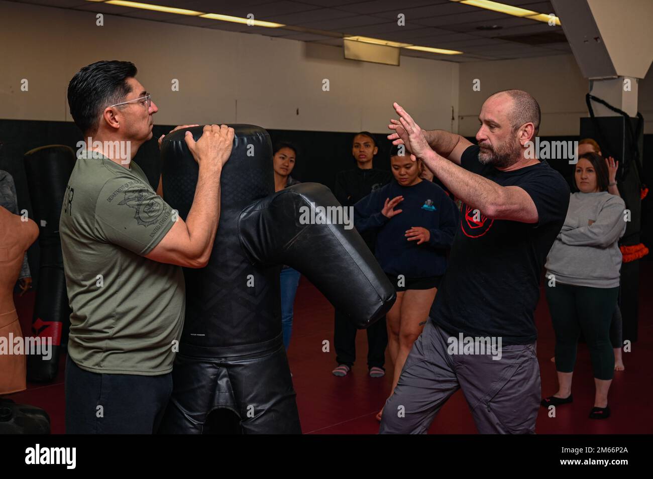 Greg Jackson, commandant honoraire des forces de sécurité et entraîneur de la MMA, démontre une technique à la classe à la base aérienne de Kirtland, N.M., 8 avril 2022. Banque D'Images