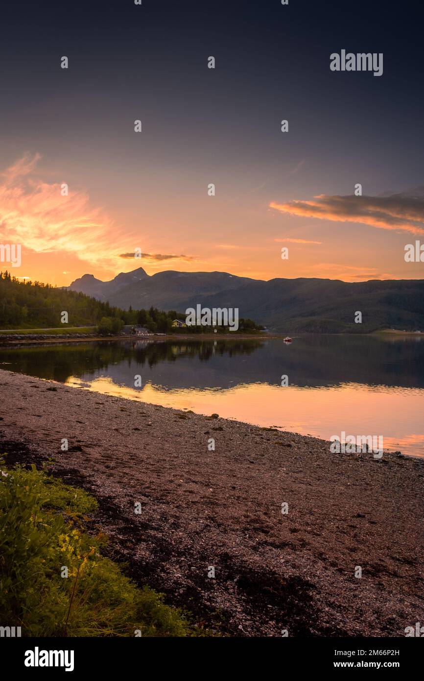 Magnifique coucher de soleil sur un lac dans l'île de Senja, Norvège Banque D'Images