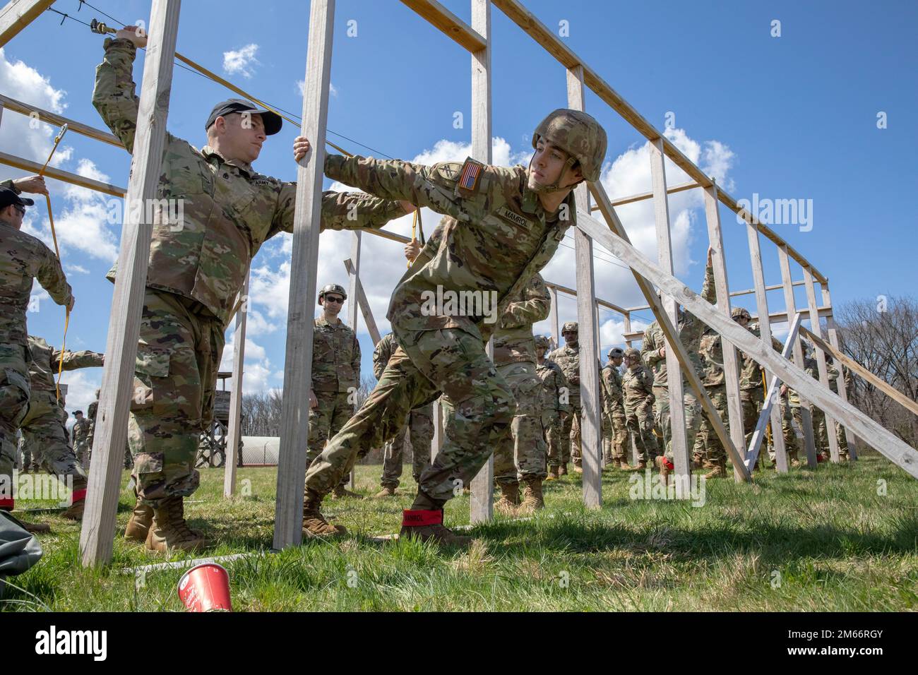 Le Bataillon des affaires civiles de 404th a accueilli un saut en parachute T-11 sur 4 avril 2022 à fort dix, NJ L'opération March Madness se composait de soldats, d'Airman et de Marines provenant de plusieurs unités. Le personnel a mené un exercice de formation de la force conjointe qui a pratiqué les opérations de parachutisme statique. Banque D'Images