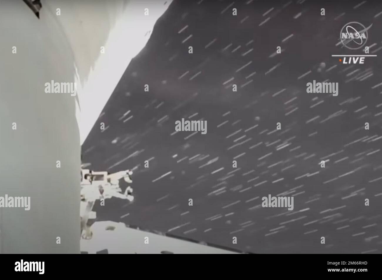 Un porte-parole de la NASA a décrit la fuite sur la capsule de Soyuz, qui a été détectée mercredi, 14 décembre 2022, peu avant l'expédition 68, Sergueï Prokopyev et Dmitry Petelin de Roscosmos devaient commencer une sortie de l'espace. Le vaisseau spatial qui fuit, appelé Soyouz MS-22, a transporté l'astronaute de la NASA Frank Rubio et les cosmonautes Petelin et Prokopyev à la Station spatiale internationale (ISS) à 21 septembre. Crédit : UPI/Alay Live News Banque D'Images