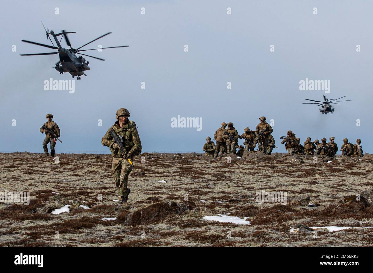 ÉTATS-UNIS Marines affectées à l'unité expéditionnaire maritime 22nd et les commandants maritimes royaux affectés à la Compagnie M, 42 Commando les Marines royales exécutent un rétablissement tactique d'aéronefs et d'exercices de personnel durant le viking nordique 2022 sur la base aérienne de Keflavik, en Islande, au 8 avril 2022. Northern Viking 22 renforce l'interopérabilité et l'état de préparation de la force entre les États-Unis, l'Islande et les nations alliées, permettant le commandement et le contrôle multidomaines des forces conjointes et de coalition dans la défense des lignes de communication de l'Islande et de la mer dans le fossé du Groenland, de l'Islande et du Royaume-Uni (GIUK). Banque D'Images