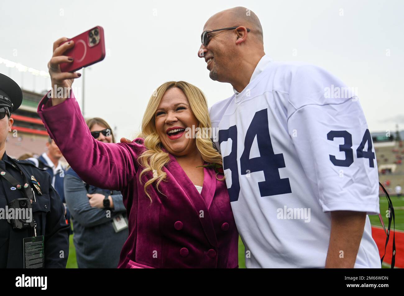 James Franklin, entraîneur-chef des Nittany Lions de Penn State, pose avec le journaliste d'ESPN Holly Rowe (à gauche) avant le match du Rose Bowl, le lundi 2 janvier 2023 à pas Banque D'Images
