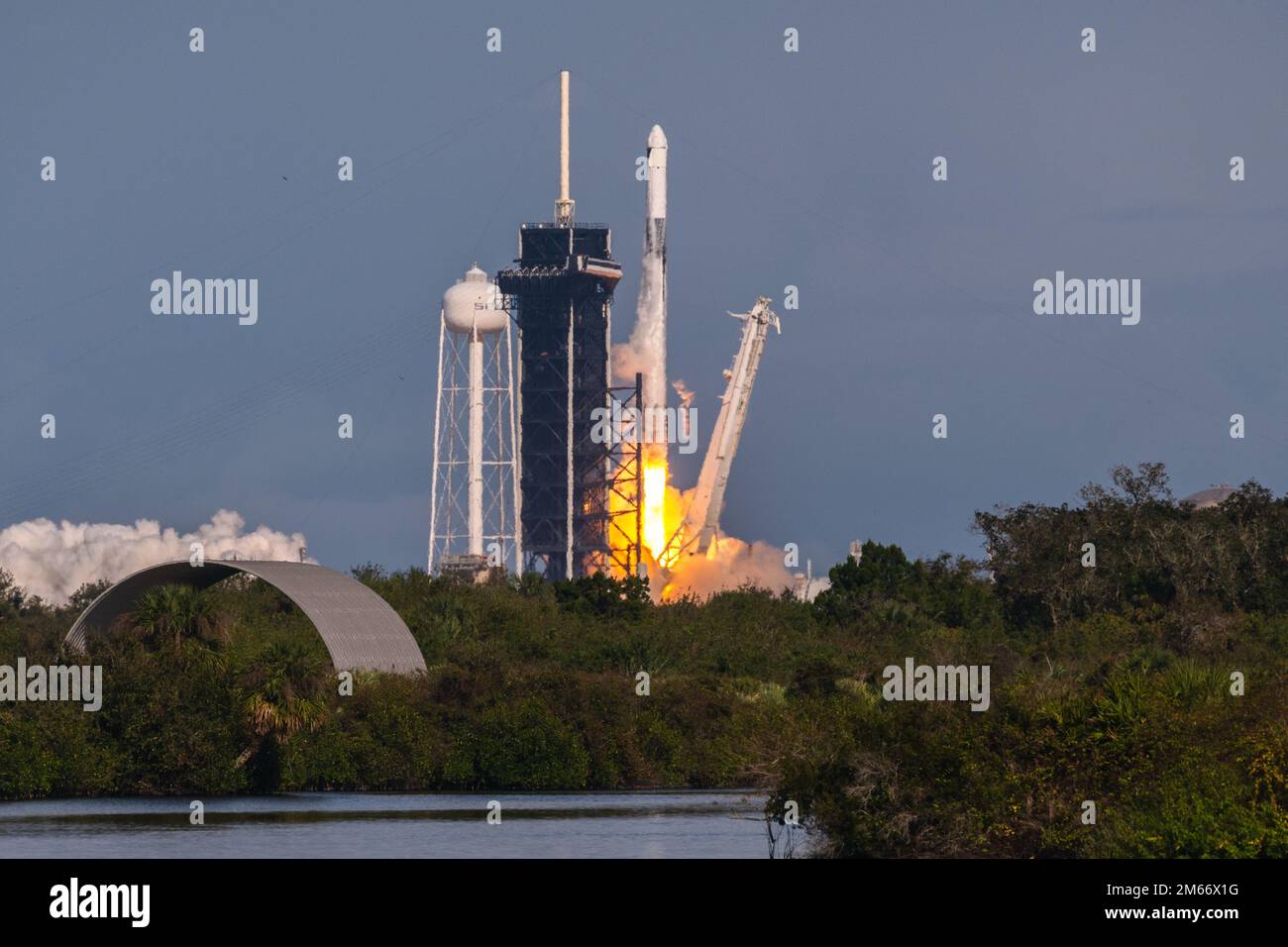 Une fusée Falcon 9 transportant la mission de réapprovisionnement commercial est lancée à partir du complexe de lancement spatial 39A au Kennedy Space Center, en Floride, le 26 septembre 2022. Le CRS-26 livre du fret à la Station spatiale internationale. (É.-U. Photo Space Force par Joshua Conti) Banque D'Images