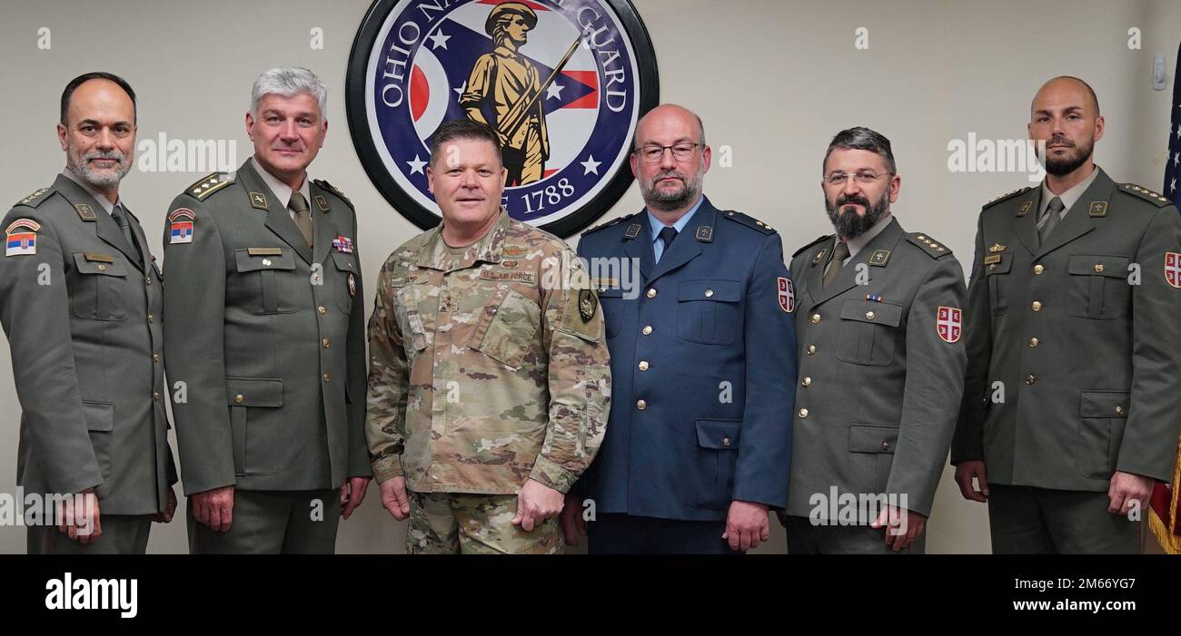 Des membres de la Garde nationale de l'Ohio et des forces armées serbes se réunissent pour une photo 8 avril 2022, au major général Robert S. Beightler Armory, à Columbus, en Ohio. Cet échange du Programme de partenariat d’État était la continuation du corps d’aumônier de la Garde nationale de l’Ohio qui travaillait en étroite collaboration avec les Forces armées serbes depuis 2013 pour rétablir un programme d’aumônerie qui n’existait pas depuis plus de sept décennies en Serbie. Aujourd’hui, il y a des aumôniers dans les bases militaires serbes de tout le pays, et les relations d’aumônerie entre l’Ohio et la Serbie continuent de croître. Banque D'Images