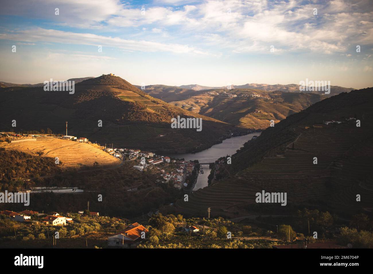 Le village de Pinhão, dans la vallée du Douro, est vu près du coucher du soleil d'en haut au Portugal. Banque D'Images