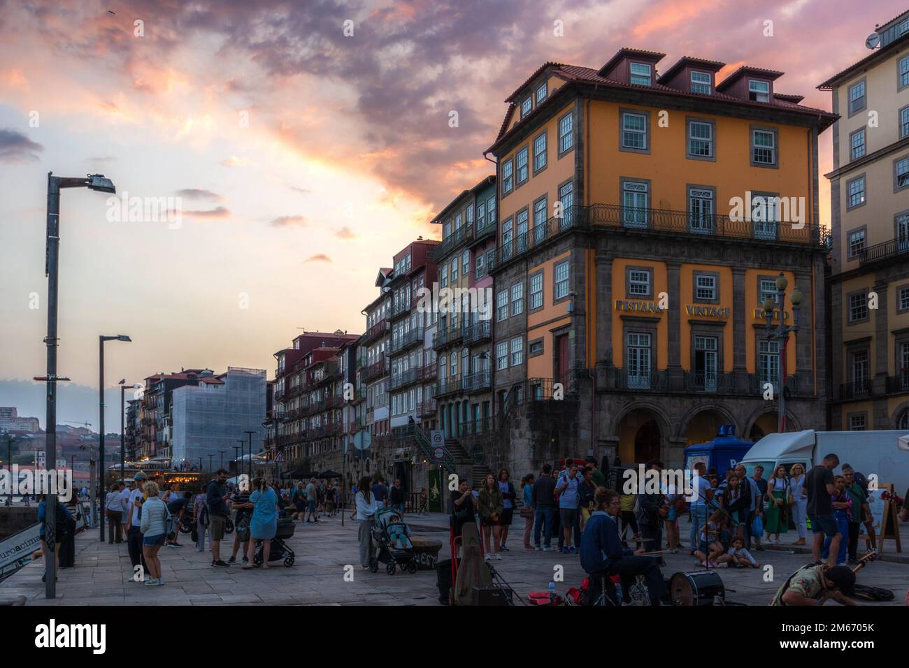 Des nuages colorés peignent une belle scène dans le quartier de Ribeira à Porto, Portugal. Banque D'Images