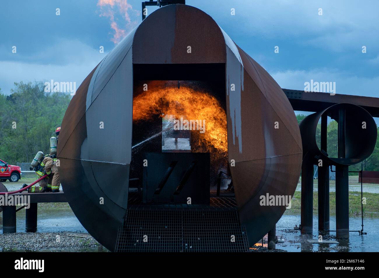 ÉTATS-UNIS Les pompiers de la Force aérienne des vols du Génie civil de 916th et 4th se battent contre un incendie sur une maquette d'avion d'entraînement à la base aérienne de Seymour Johnson, le 8 avril. Une fois par an, les membres de chaque vol s'entraînent conjointement pour répondre aux besoins annuels en matière de feux vivants. Banque D'Images