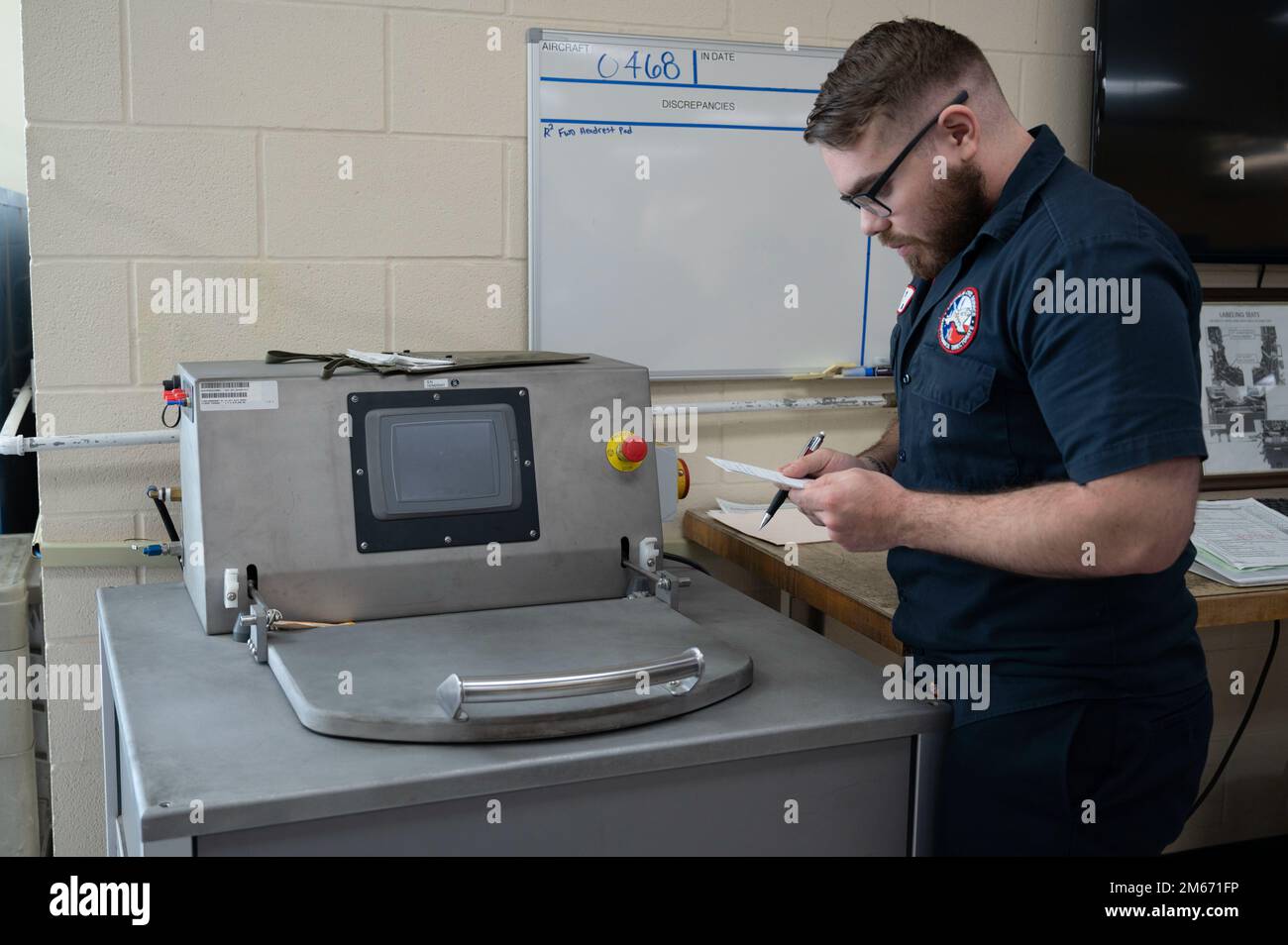 Stephen Bridges, technicien en munitions d'aéronefs de la Direction de la maintenance 47th, examine sa liste de contrôle lorsqu'il se trouve à côté d'une machine qui aide à s'assurer que chaque siège d'éjection est performant à l'atelier de sortie de la Direction de la maintenance 47th à la base aérienne de Laughlin, Texas, 8 avril 2022. Les ponts et ses collègues démontent, inspectent, testent, remplacent ou réparent quotidiennement les sièges d'éjection de chaque avion à Laughlin pour assurer la sécurité de nos pilotes. Banque D'Images