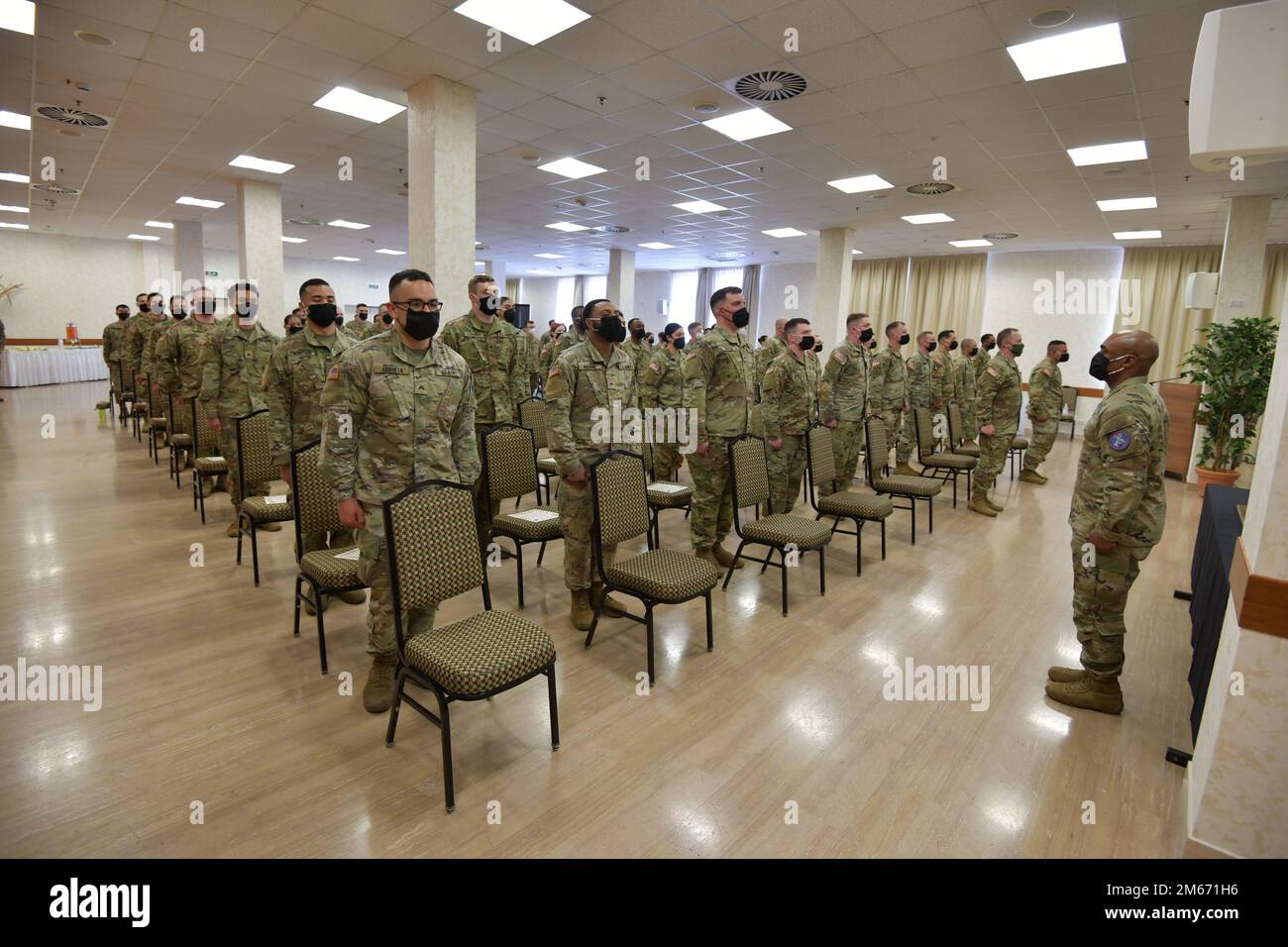 ÉTATS-UNIS Les sergents de l'armée affectés à la 207th Brigade du renseignement militaire, récitent le credo de l'officier non commandant (NCO) lors de la cérémonie d'induction de la NCO à Caserma Ederle, Vicenza, Italie, 08 avril 2022. Le credo expose un ensemble de croyances sur lesquelles chaque sergent fonde son leadership. Banque D'Images