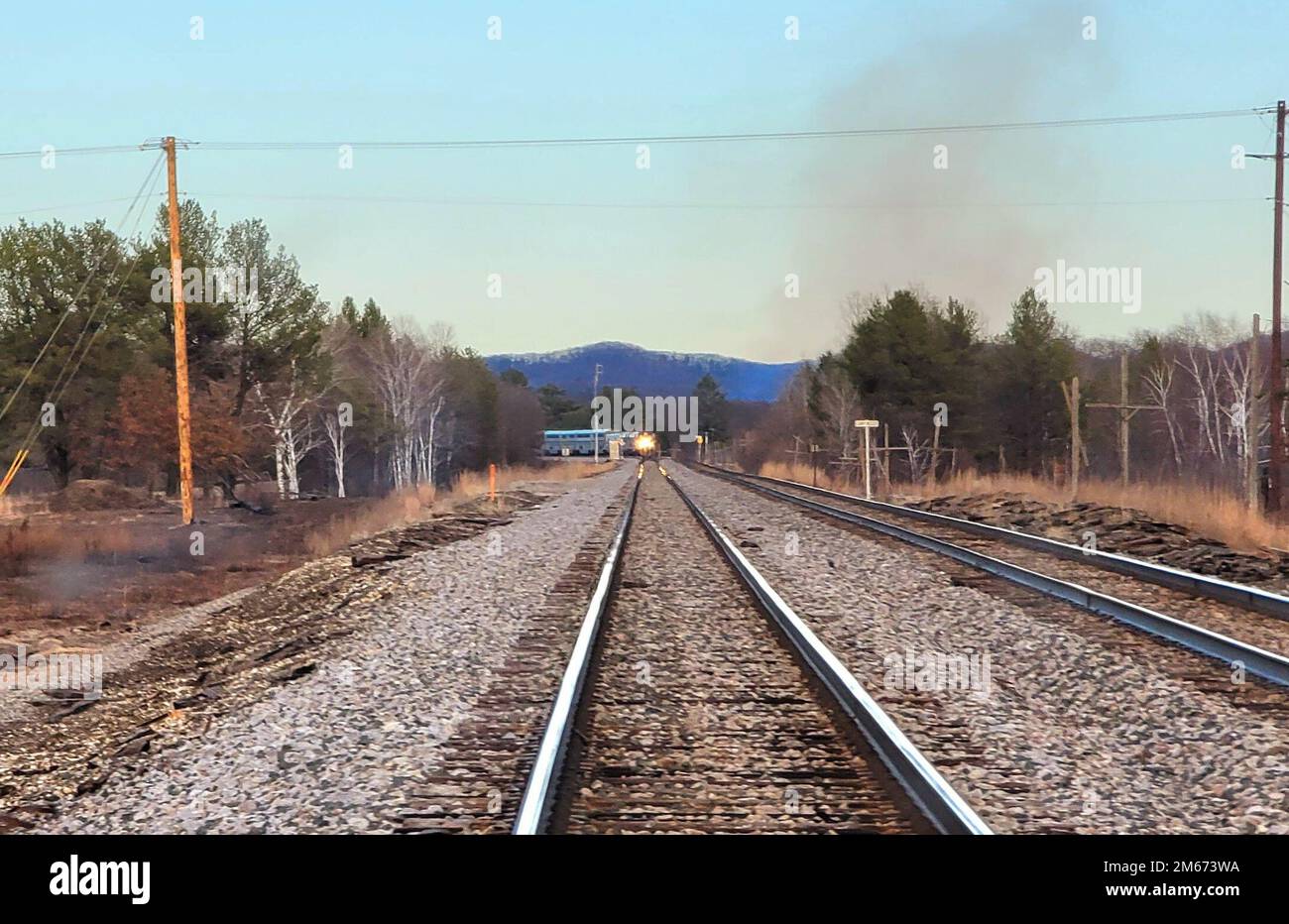 Un train commercial fait des grondements sur les voies 9 avril 2022, à fort McCoy, dans le Wisconsin. Un réseau ferroviaire complet est établi dans la zone de South Post et de cantonnement de fort McCoy, et des trains commerciaux, dont certains sont parfois des kilomètres de long, traversent régulièrement l'installation entre Tomah et Sparta, Wisconsin. Le rail a été un dispositif constant à l'installation depuis son ouverture il y a plus de 100 ans. Banque D'Images