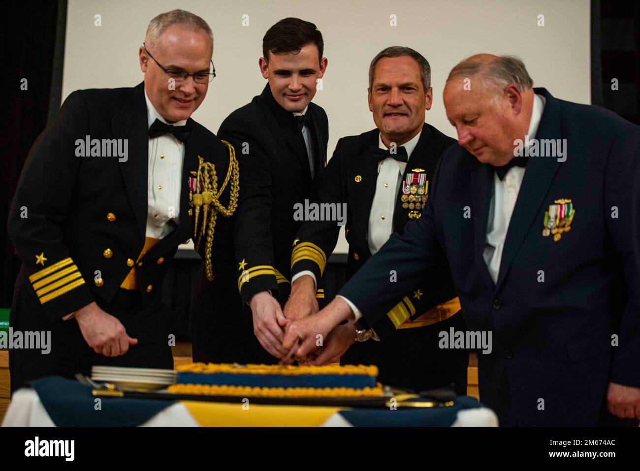 SILVERDALE, Washington (9 avril 2022) – sous-ministre adjoint Jeff Jablon, commandant, Forces sous-marines des États-Unis Pacific Fleet, au milieu à droite, capitaine Jeff Smith, chef d'état-major, commandant, Groupe sous-marin (CSG) 9, à gauche, et les plus anciens et les plus jeunes sous-mariniers présents ont coupé le gâteau de cérémonie pendant le bal sous-marin de 122nd tenu par CSG 9, 9 avril 2022. Depuis plus d'un siècle, les États-Unis La Force sous-marine de la Marine s'est adaptée et a relevé les défis d'un environnement sous-marin complexe et en évolution rapide, transformant par un héritage étagé en la force la plus efficace au monde. Banque D'Images